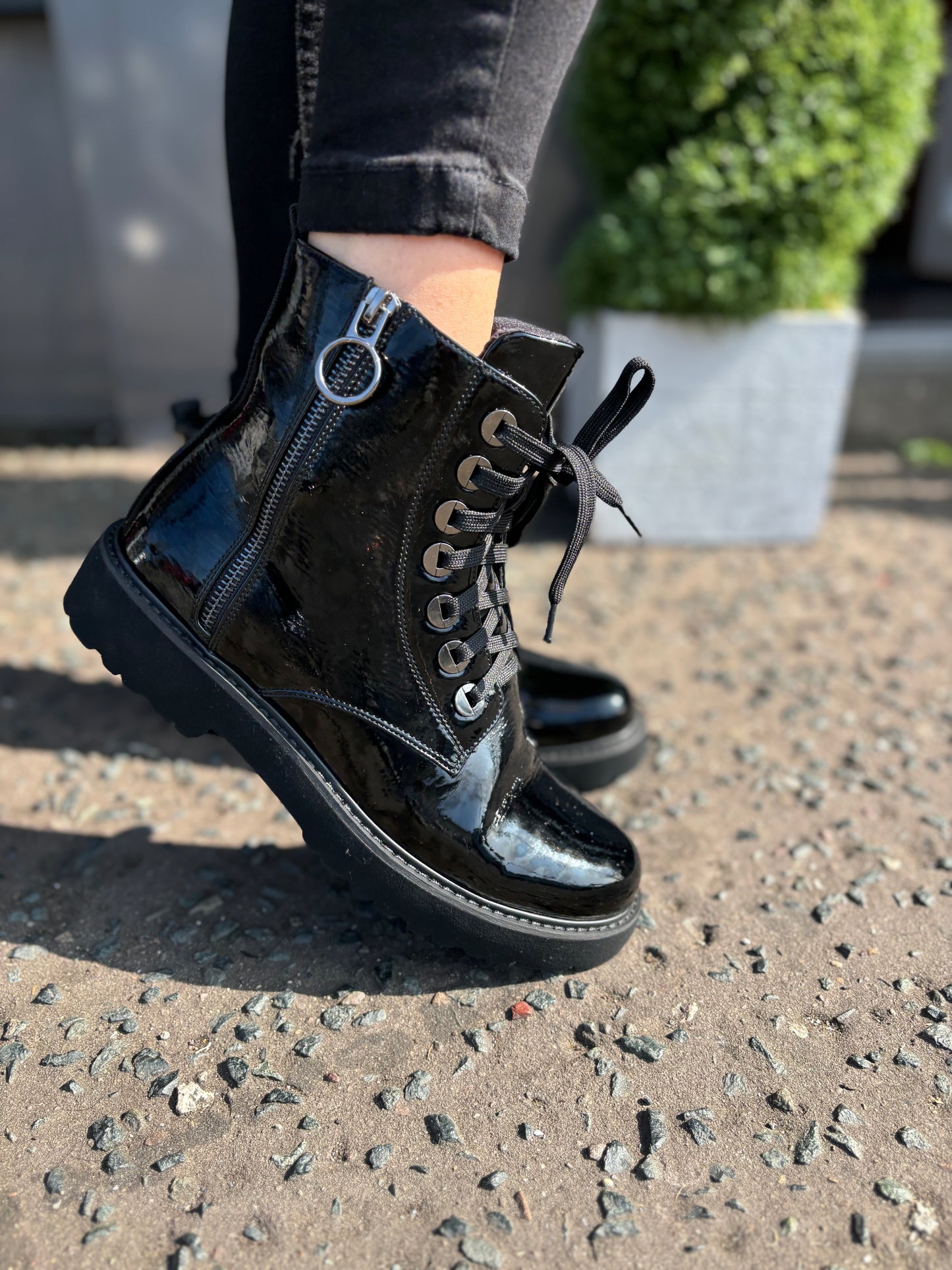 D4099 Black Patent Biker Boots