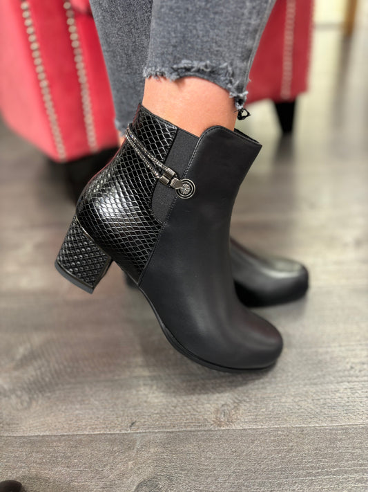 F4969 Black Block Heeled Boots