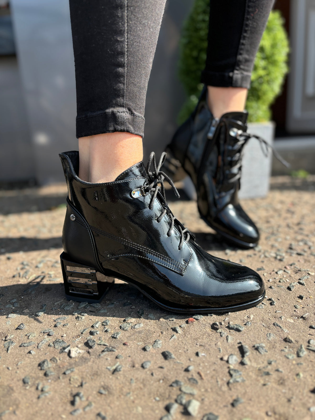 H1002 Black Patent Heeled Boots