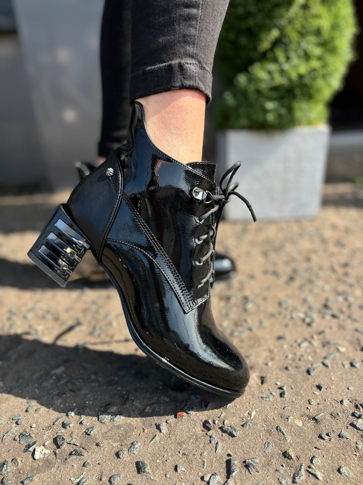 H1002 Black Patent Heeled Boots