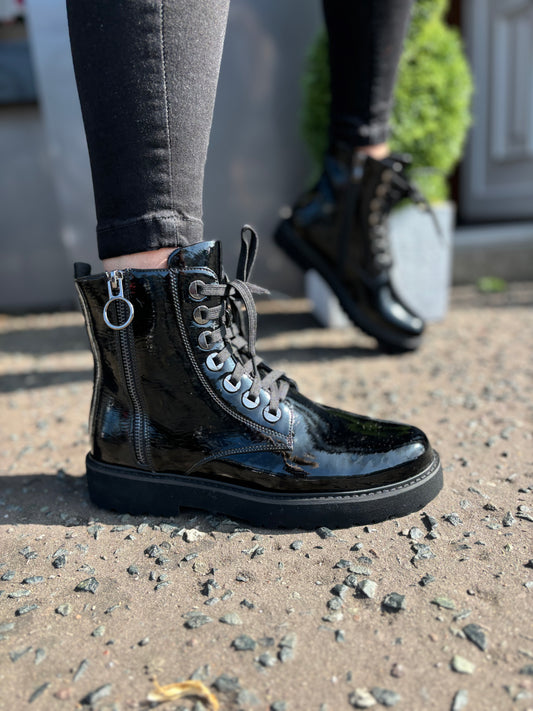 D4099 Black Patent Biker Boots